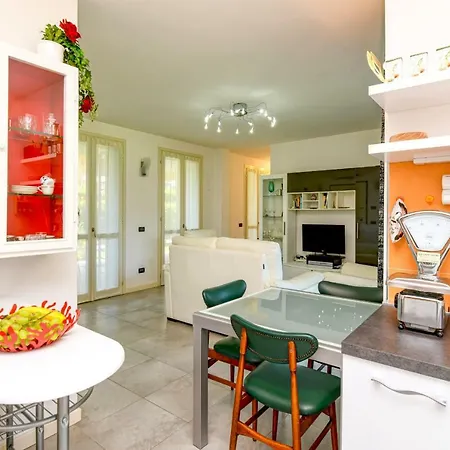 아파트 Desenzanoloft Official Partner Marriott Homes & - Bea House, With Private Garden And Share Pool 시르미오네
