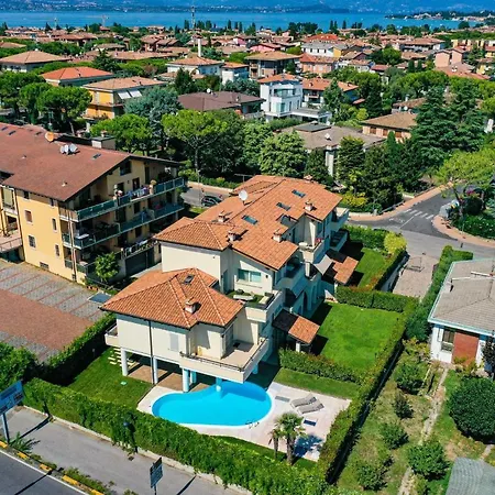 Bea's House, Restyling 2026 With Private Garden And Shared Pool Desenzanoloft Official Partner Homes & By Marriott Bonvoy سيرمِيوني