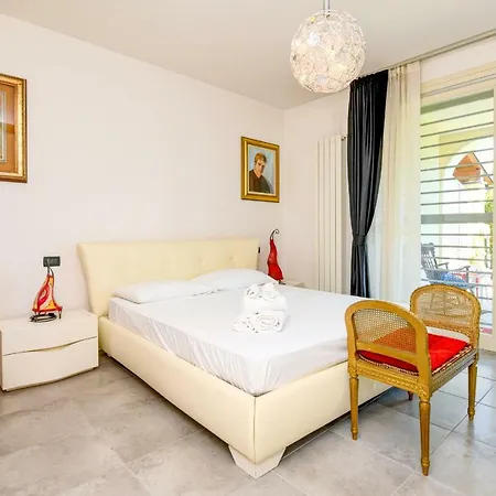 Desenzanoloft Official Partner Marriott Homes & - Bea House, With Private Garden And Share Pool 아파트 *
